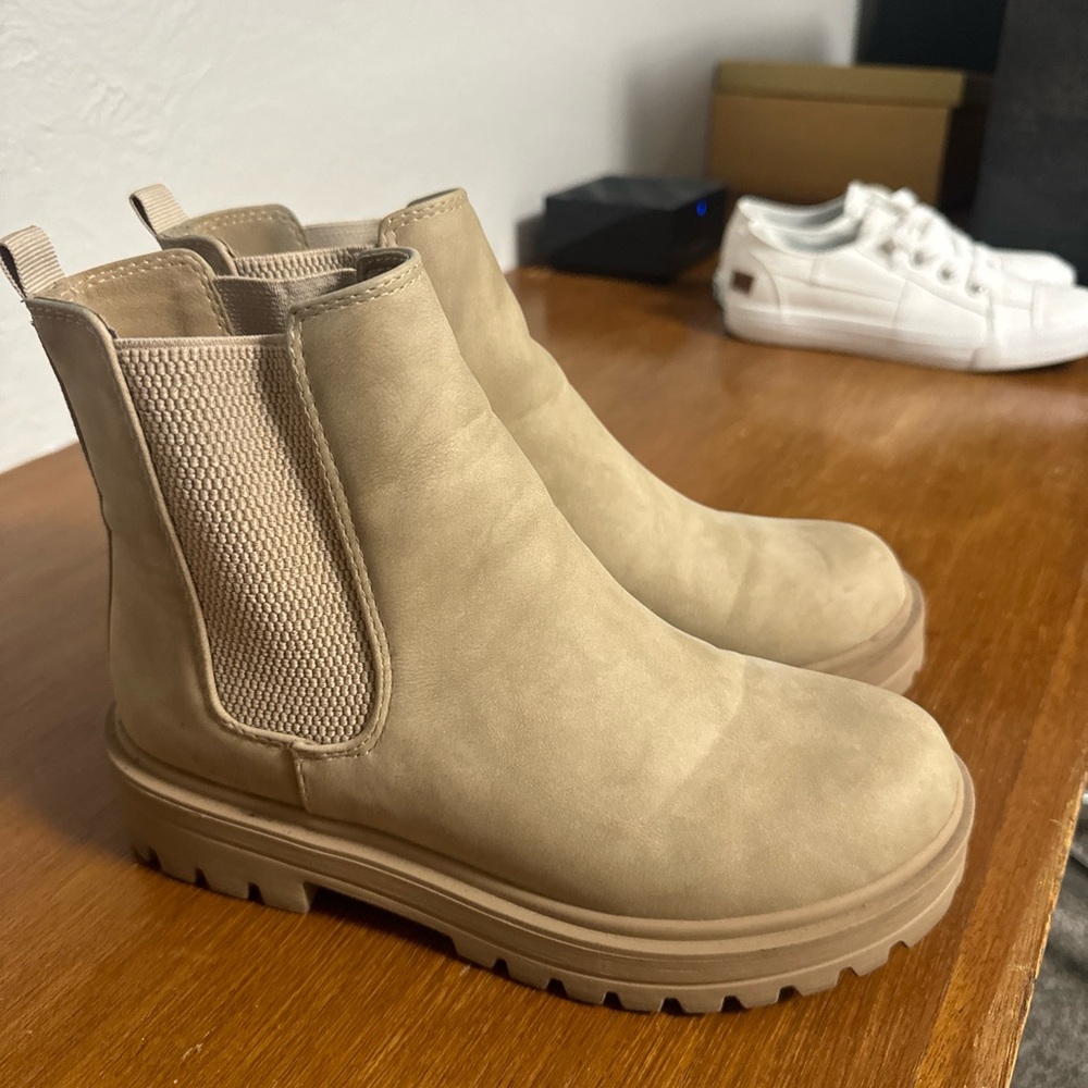 Woman’s tan Chelsea boot size 7